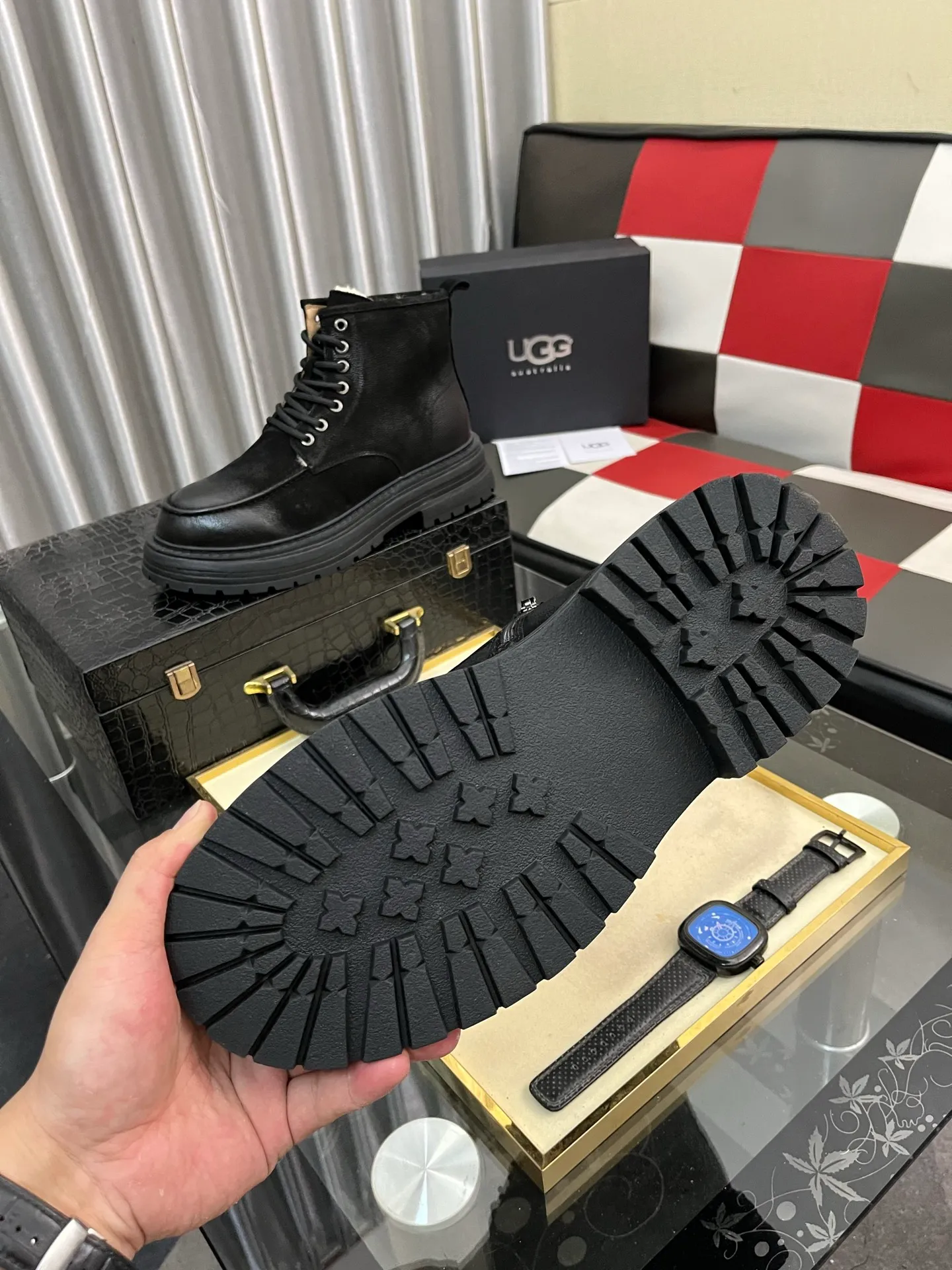 Men's Men's Shoes 💰660⌚️⌚️New UGG fur-integrated men's simple and fashionable snow shoes. The most worth buying at the end of this year are warm casual shoes. Whether you are out and about at home, their comfortable and warm performance will be your most suitable fashion companion! The material is cowhide upper and imported wool is used inside. Two layers of cowhide for warmth and comfort! The eva+ rubber patch outsole is cushioned, wear-resistant, and has good elasticity. It is light and wear-resistant, comfortable and soft, and the new simple cut is more fashionable. It has both practicality and fashion sense, so you no longer have to worry about how to match it in winter, while still maintaining fashionable taste. High-quality genuine wool produced in Dongguan. The material depends on the details! Size: 38-39-40-41-42-43-44-45